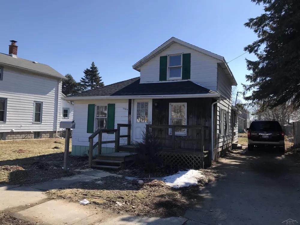 1608 S Hamilton Street Saginaw City, MI 48602