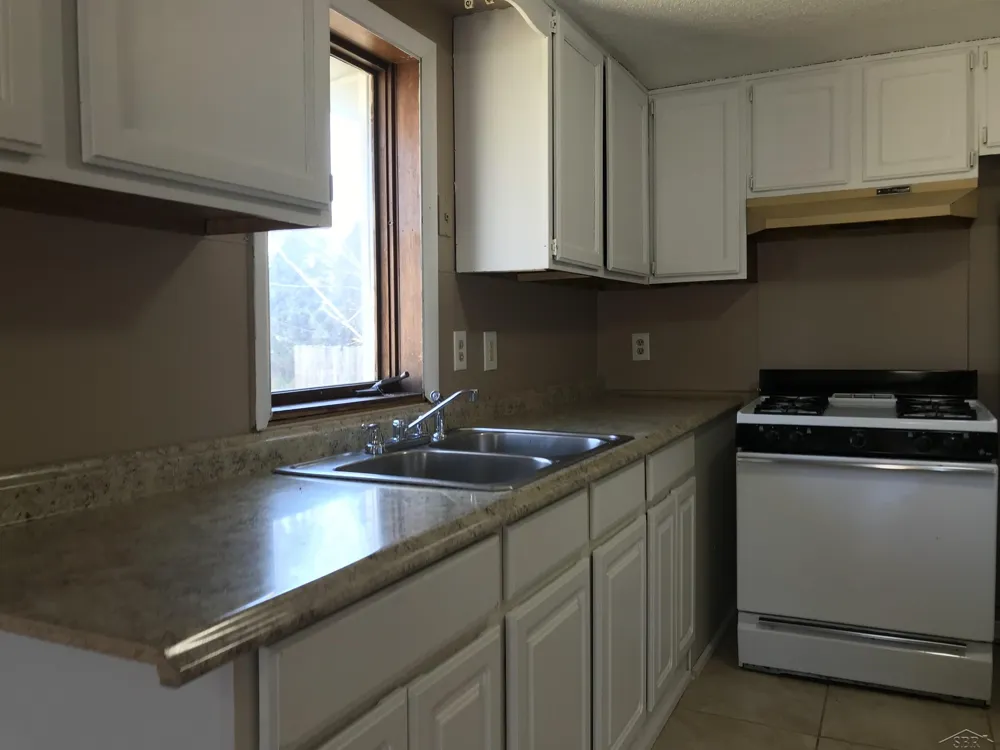 1608 S Hamilton Street Saginaw City, MI 48602
