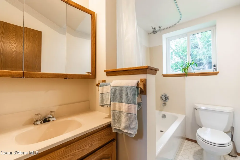 1041 Bottle Bay Road Sagle, ID 83860