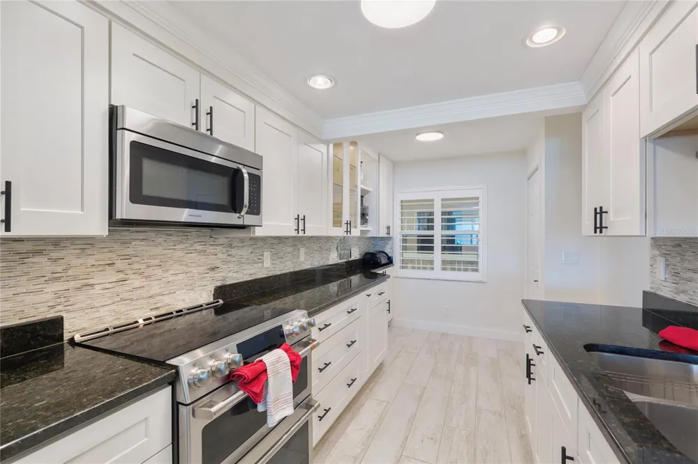 2900 GULF BOULEVARD #202 Belleair Beach, FL 33786