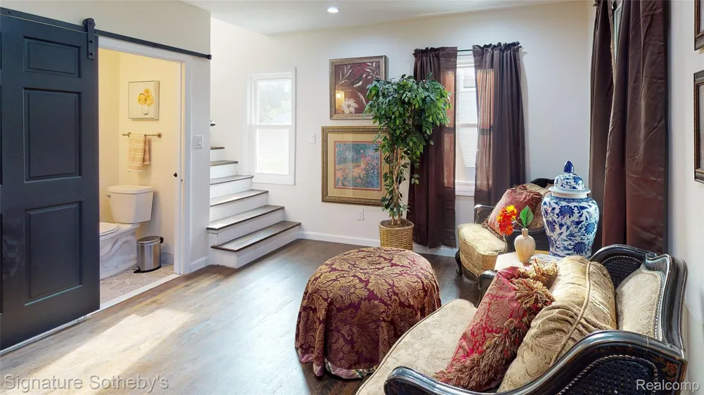 2002 Ridgemont Road Grosse Pointe Woods City, MI 48236