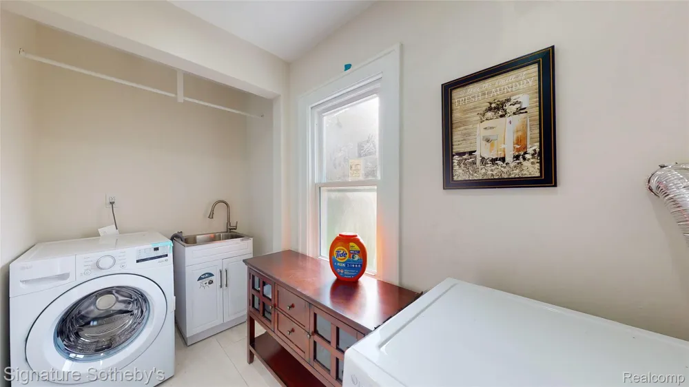 2002 Ridgemont Road Grosse Pointe Woods City, MI 48236
