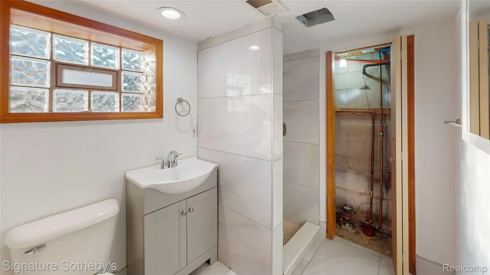 2002 Ridgemont Road Grosse Pointe Woods City, MI 48236