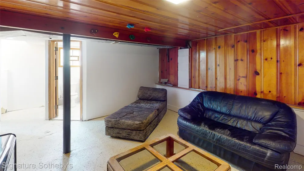 2002 Ridgemont Road Grosse Pointe Woods City, MI 48236