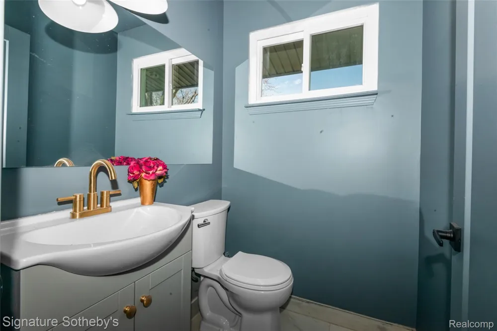 16615 Walcliff Drive Clinton Charter Township, MI 48035