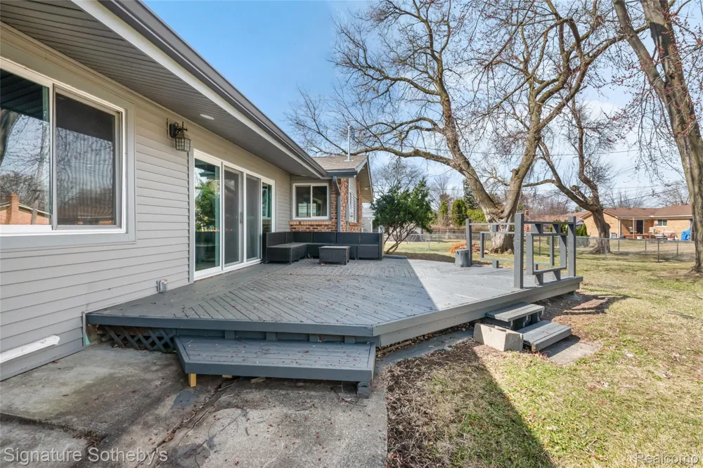 16615 Walcliff Drive Clinton Charter Township, MI 48035