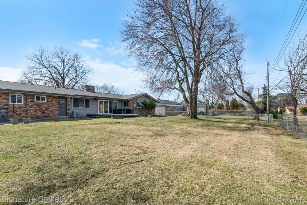 16615 Walcliff Drive Clinton Charter Township, MI 48035