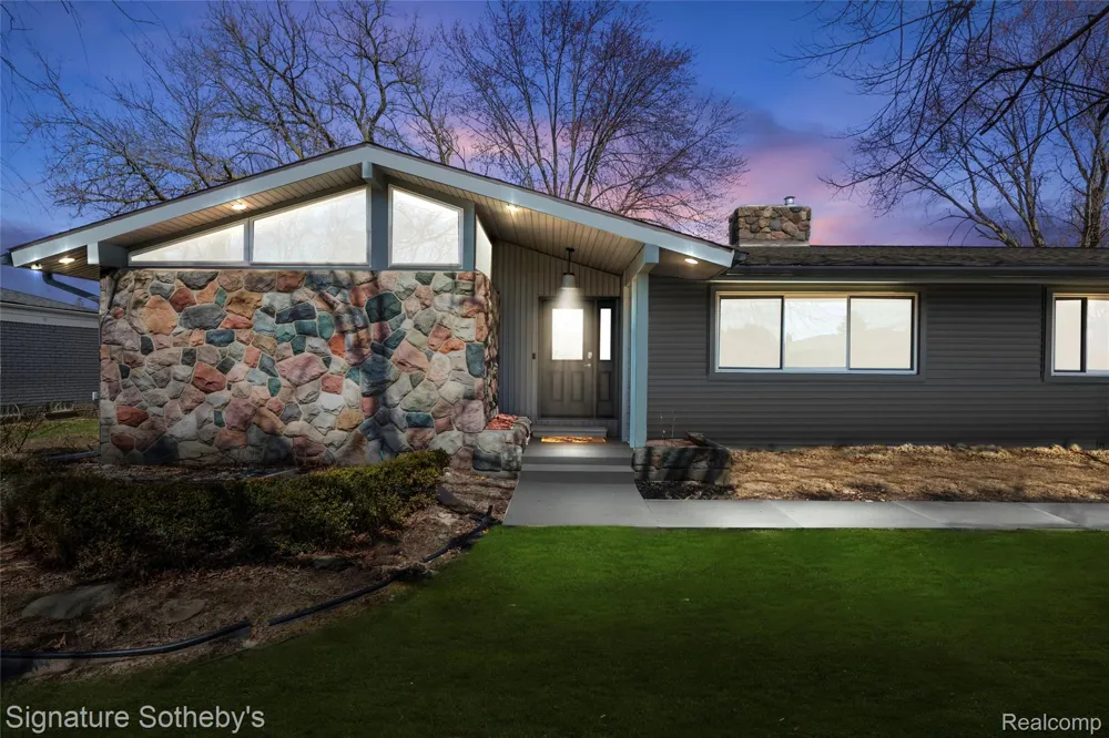 16615 Walcliff Drive Clinton Charter Township, MI 48035