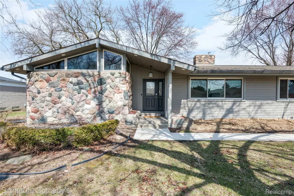 16615 Walcliff Drive Clinton Charter Township, MI 48035