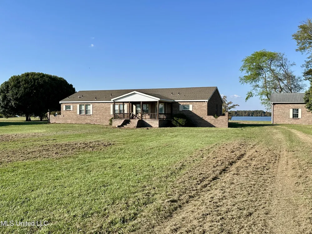2138 Eagle Lake Shore Road Vicksburg, MS 39183