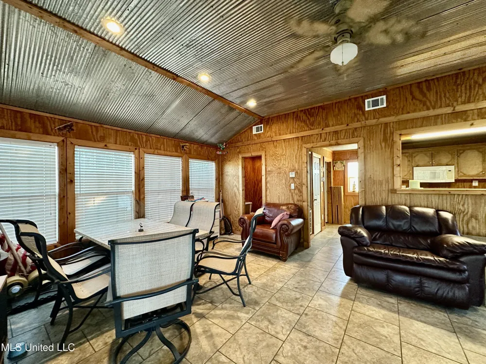 2138 Eagle Lake Shore Road Vicksburg, MS 39183
