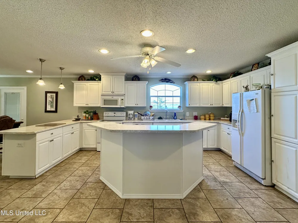 2138 Eagle Lake Shore Road Vicksburg, MS 39183