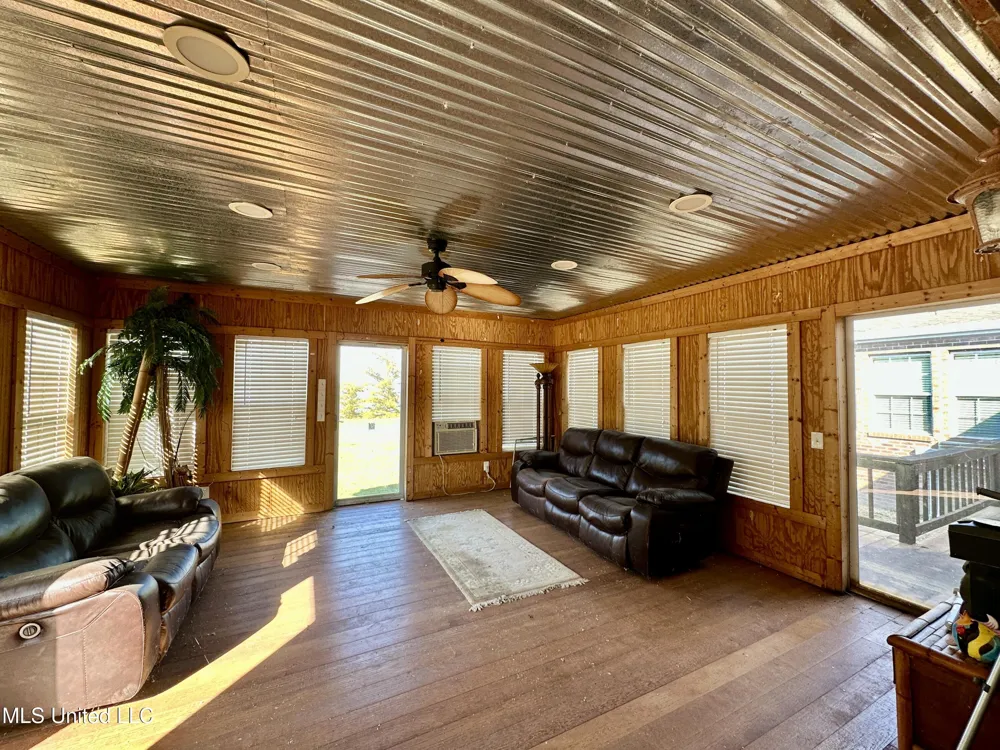 2138 Eagle Lake Shore Road Vicksburg, MS 39183