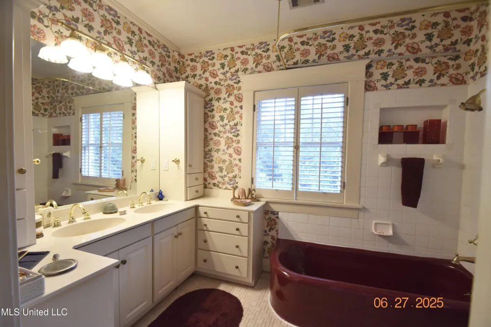 1211 River Road Greenwood, MS 38930