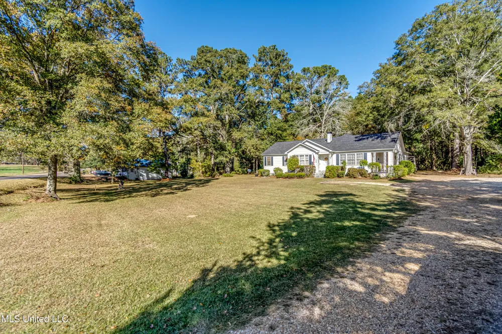 602 Simpson Hwy 149 Magee, MS 39111