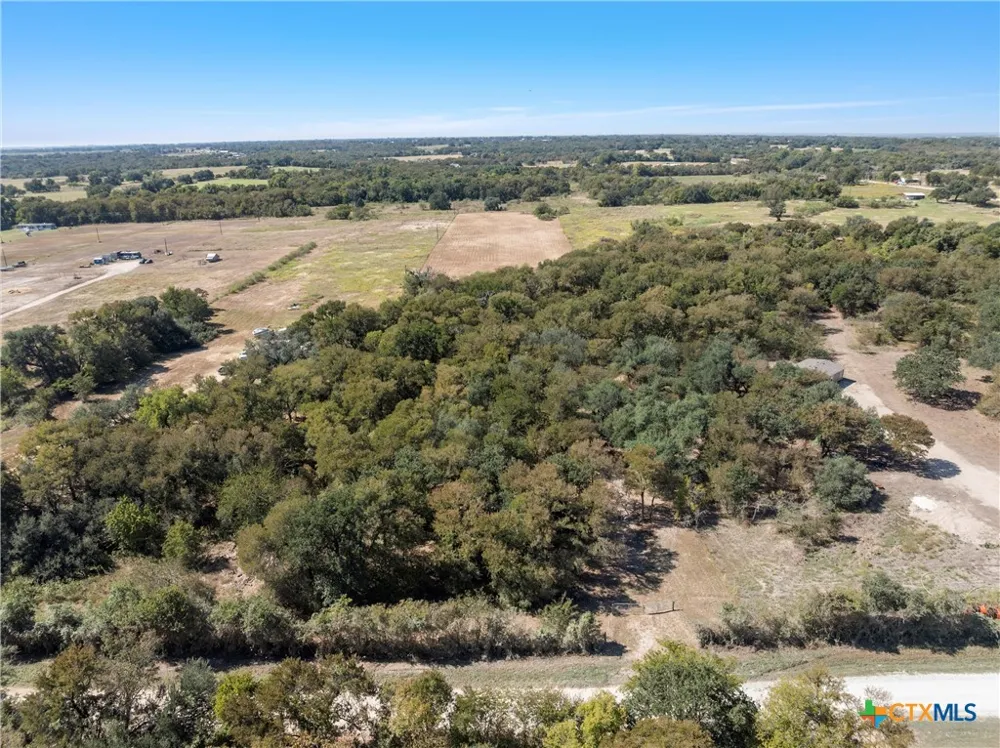 6 CR 473 Lott, TX 76656
