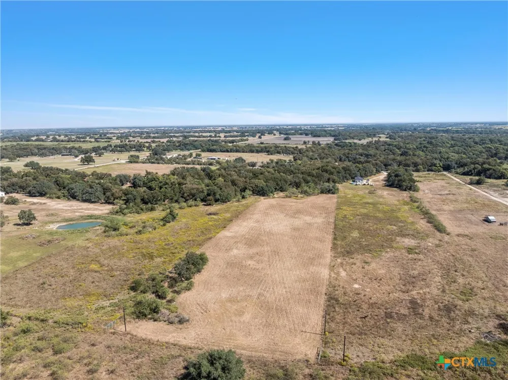 6 CR 473 Lott, TX 76656
