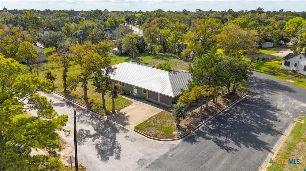 911 Depot Street El Campo, TX 77437