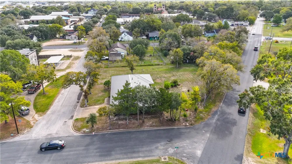 911 Depot Street El Campo, TX 77437