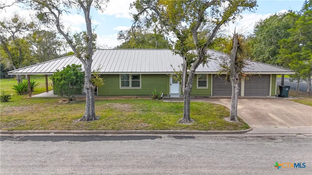 911 Depot Street El Campo, TX 77437