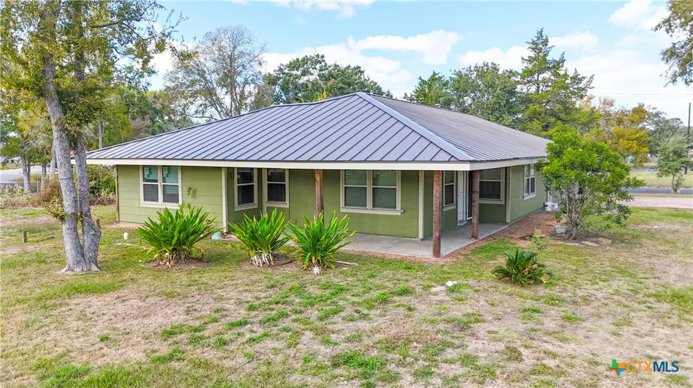 911 Depot Street El Campo, TX 77437