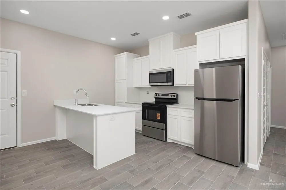 2809 E Hayes Avenue Alton, TX 78573