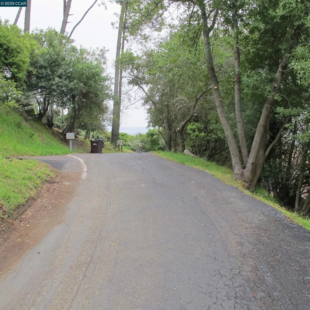 6044 Skyline Blvd Oakland, CA 94611