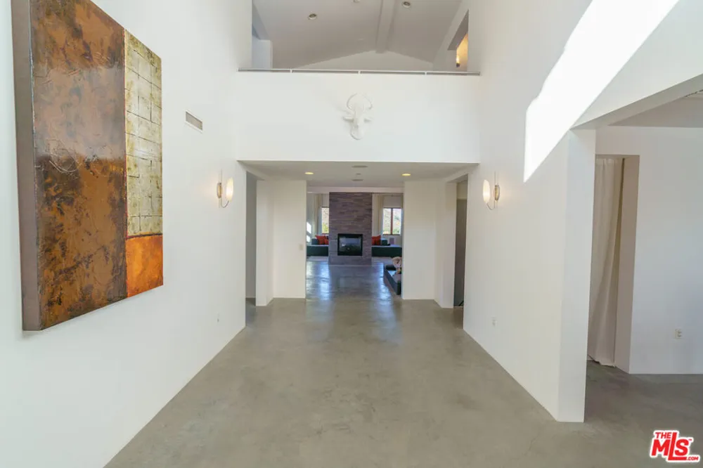 29282 CIRCLE DRIVE Agoura Hills, CA 91301
