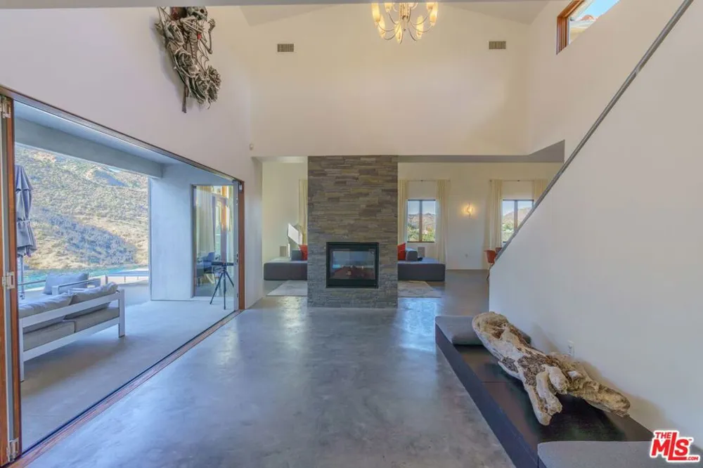 29282 CIRCLE DRIVE Agoura Hills, CA 91301