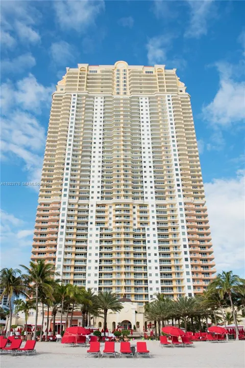 17875 Collins Ave #905