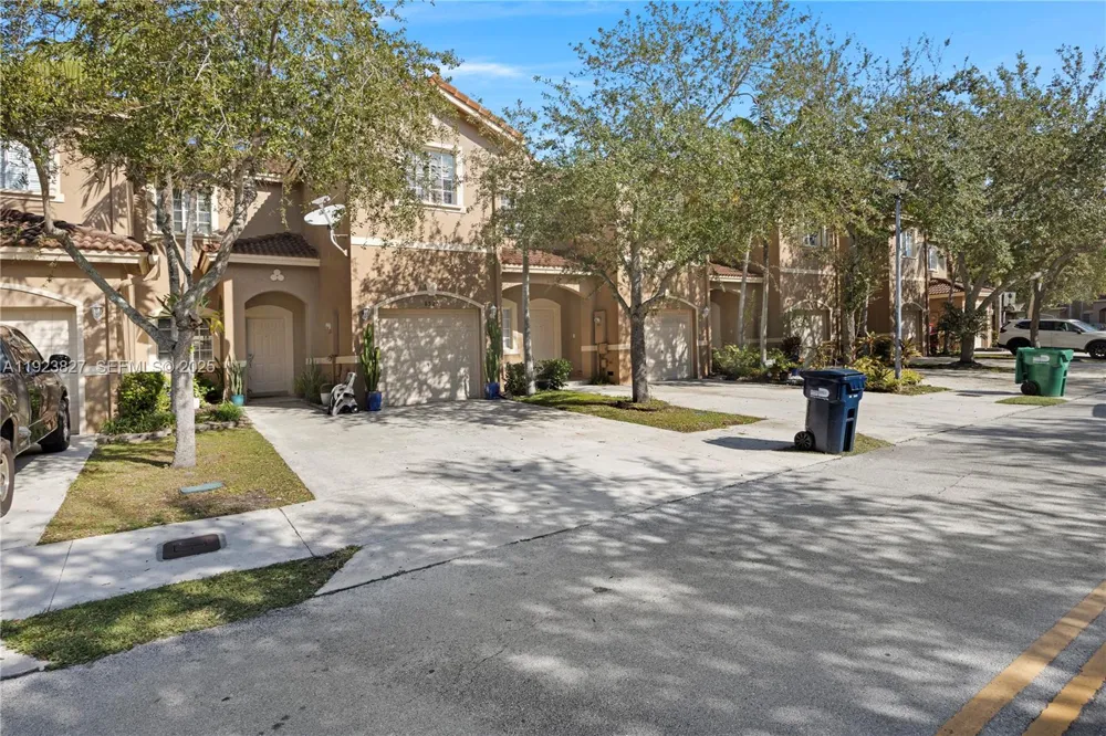 8525 SW 214th Ter Cutler Bay, FL 33189