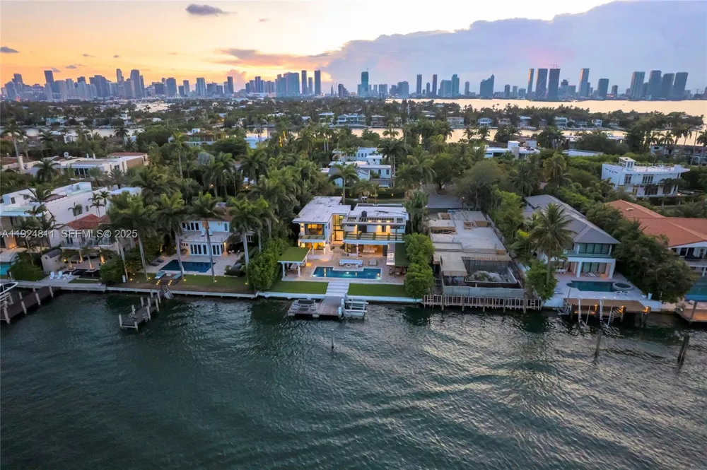 327 E Rivo Alto Dr Miami Beach, FL 33139