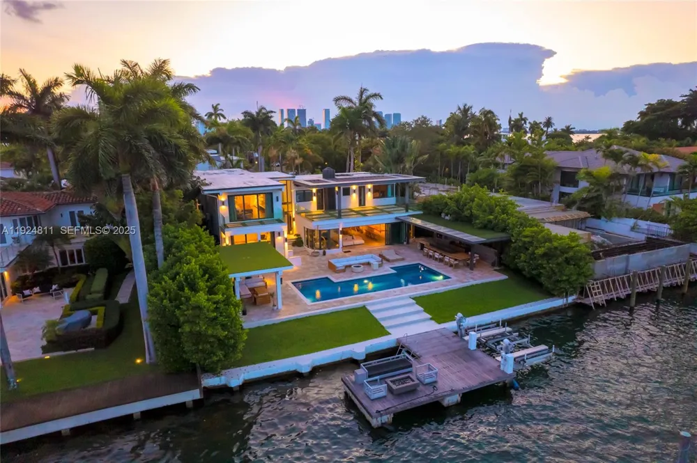 327 E Rivo Alto Dr Miami Beach, FL 33139