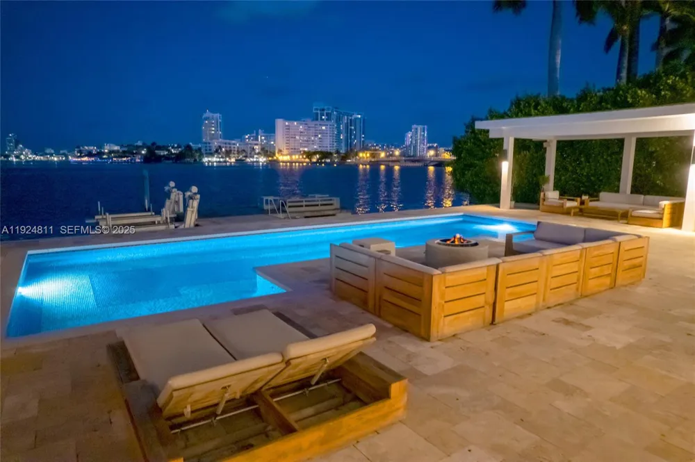 327 E Rivo Alto Dr Miami Beach, FL 33139