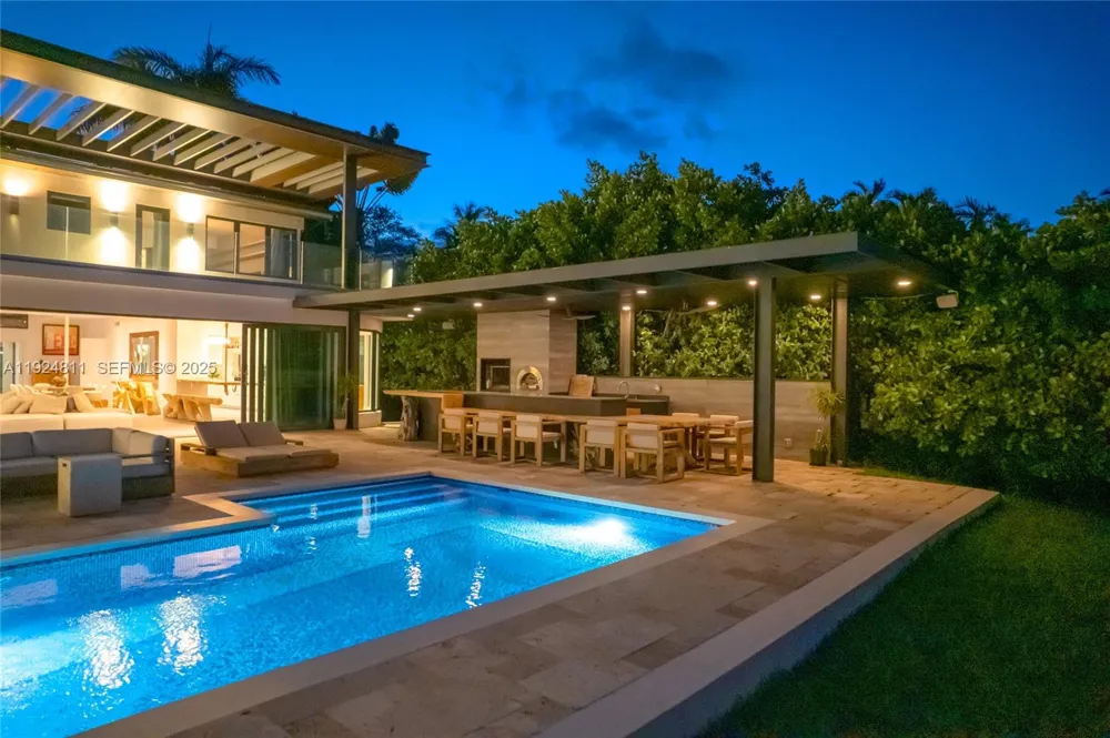 327 E Rivo Alto Dr Miami Beach, FL 33139