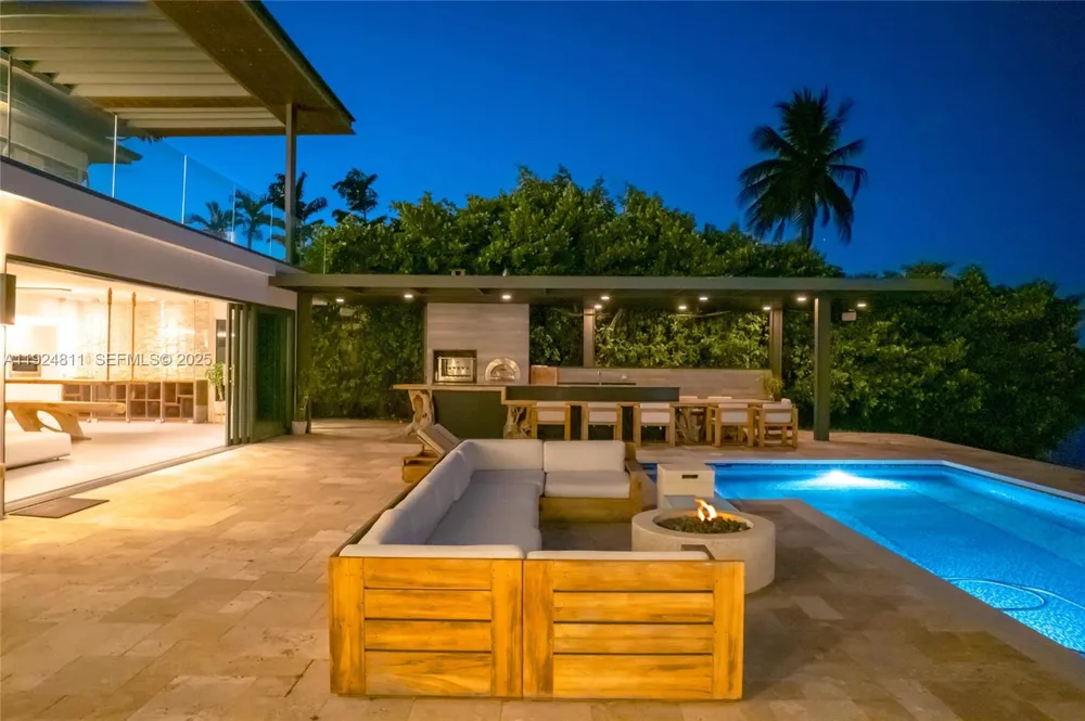 327 E Rivo Alto Dr Miami Beach, FL 33139