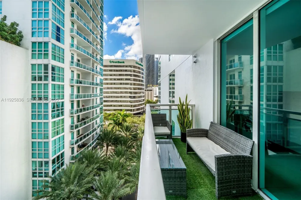 950 Brickell Bay Dr #803