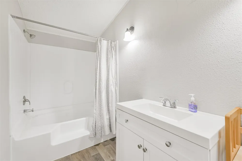 1089 County Road 120 Hallettsville, TX 77964