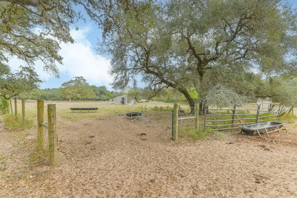 1089 County Road 120 Hallettsville, TX 77964