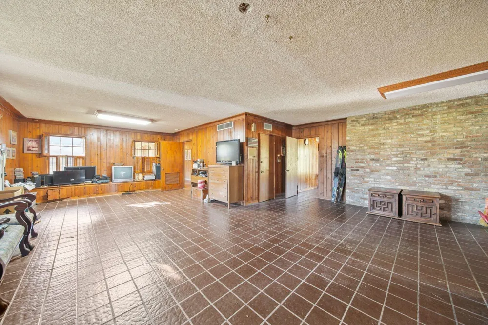 629 County Road 133 Alvin, TX 77511