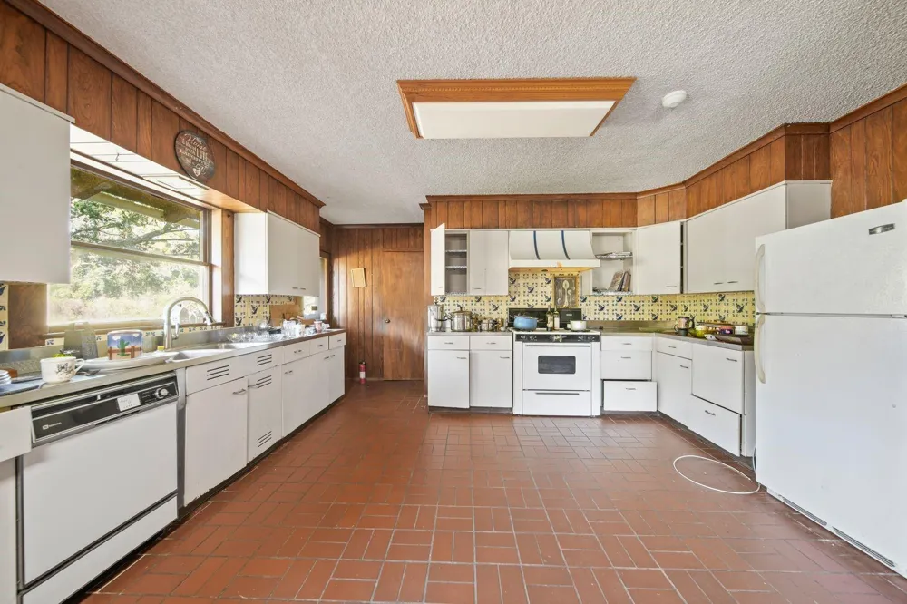 629 County Road 133 Alvin, TX 77511