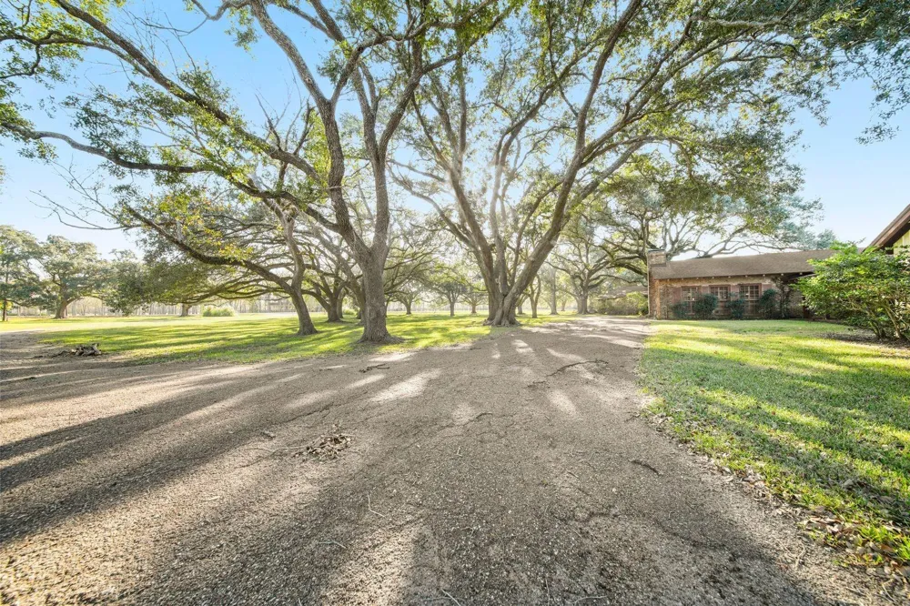 629 County Road 133 Alvin, TX 77511