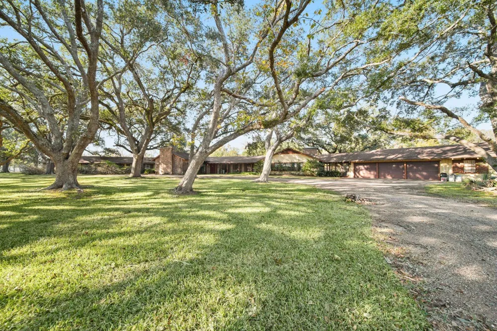 629 County Road 133 Alvin, TX 77511