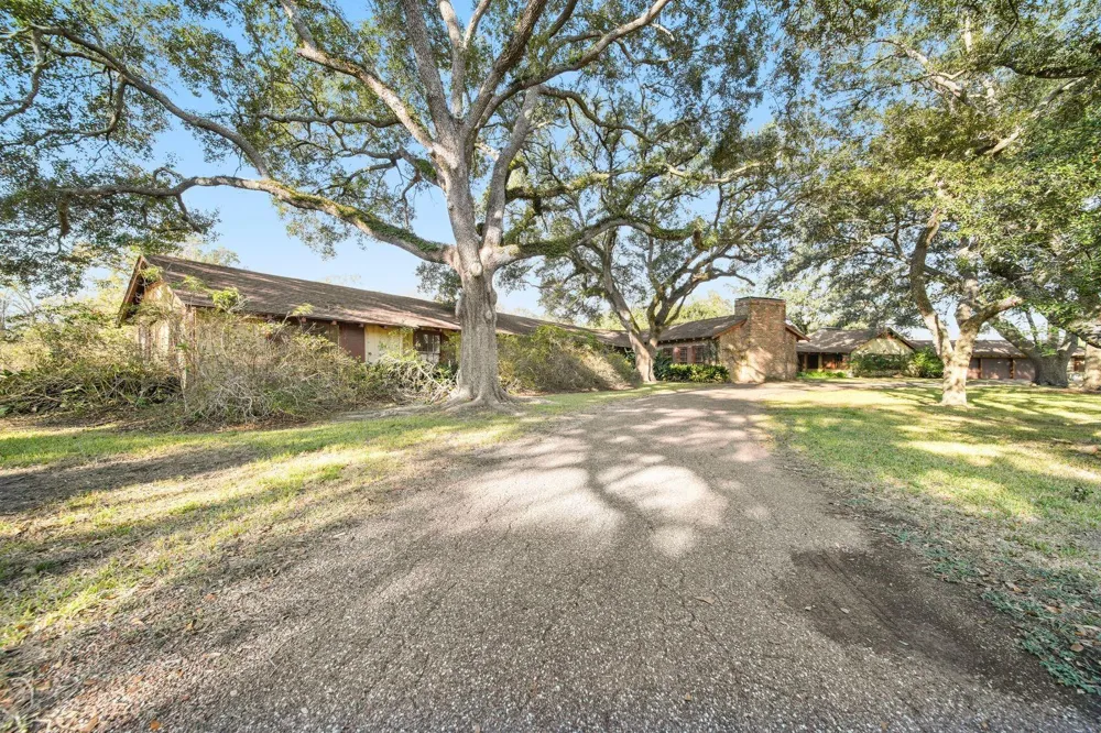 629 County Road 133 Alvin, TX 77511