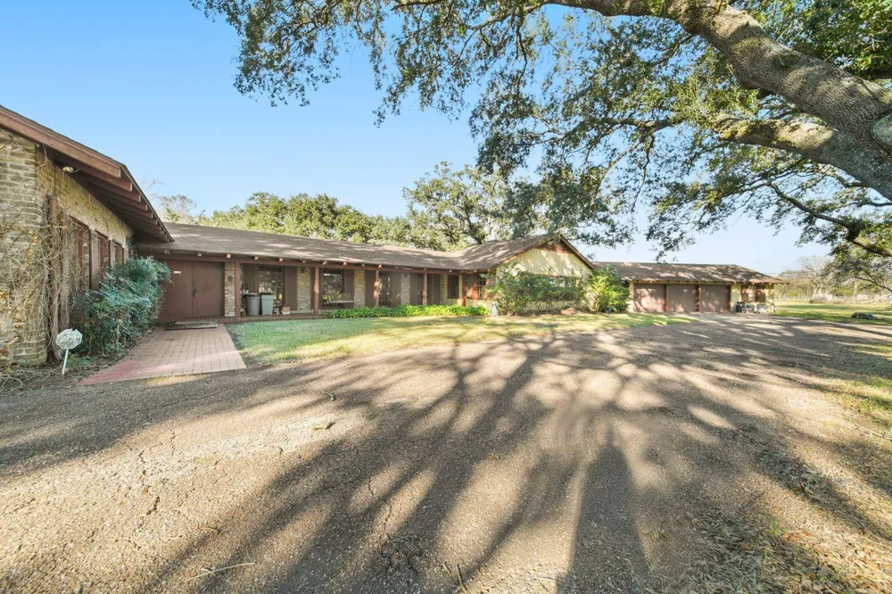 629 County Road 133 Alvin, TX 77511