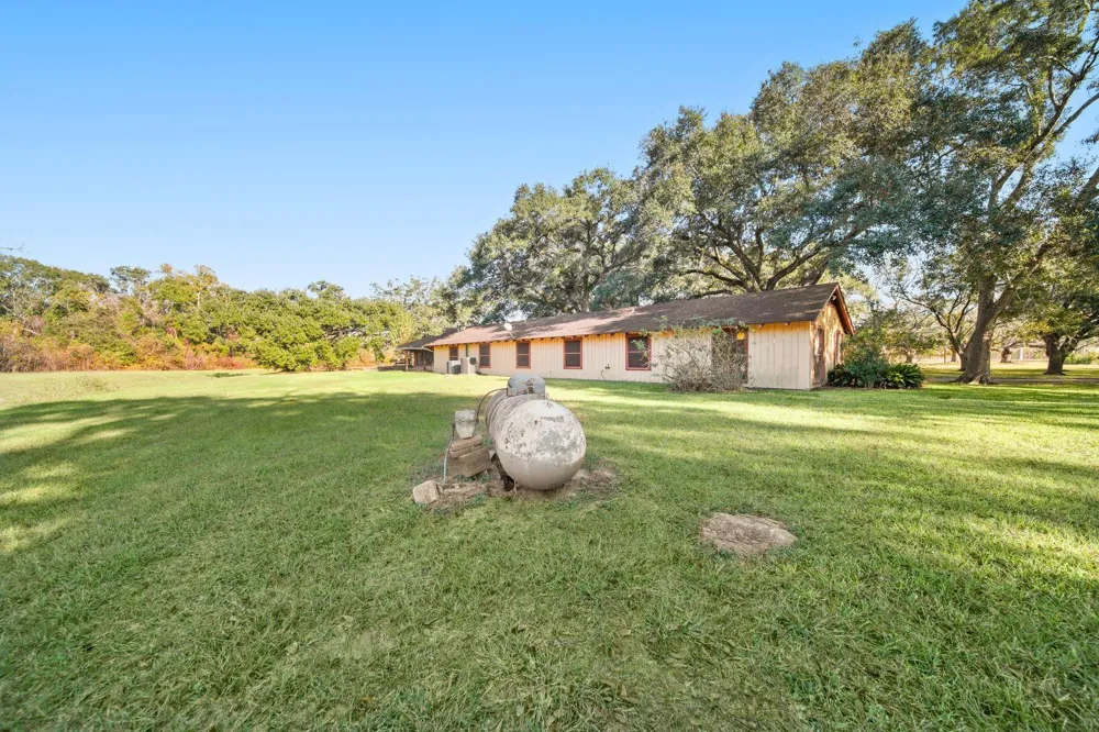629 County Road 133 Alvin, TX 77511