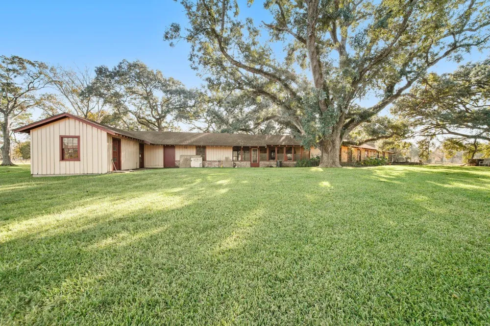 629 County Road 133 Alvin, TX 77511