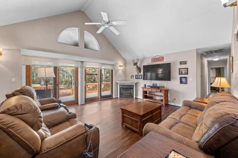 6910 Highway 147 N Center, TX 75935