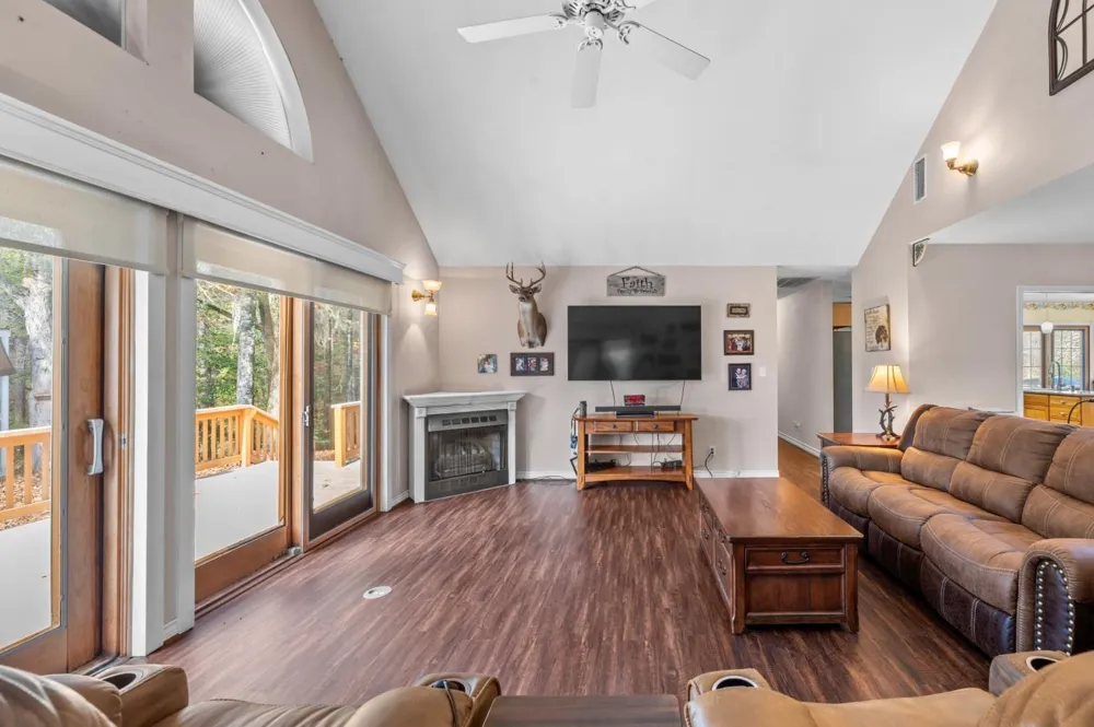 6910 Highway 147 N Center, TX 75935