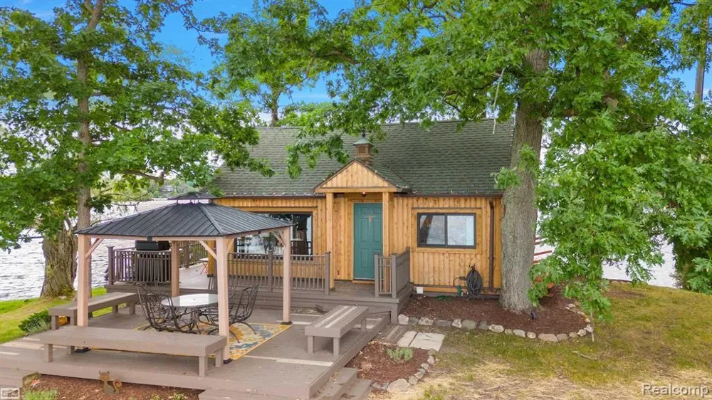 10086 King & 9877 Dixie Hwy Springfield Charter Township, MI 48350